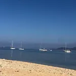 Grand à Entre Et Hyères